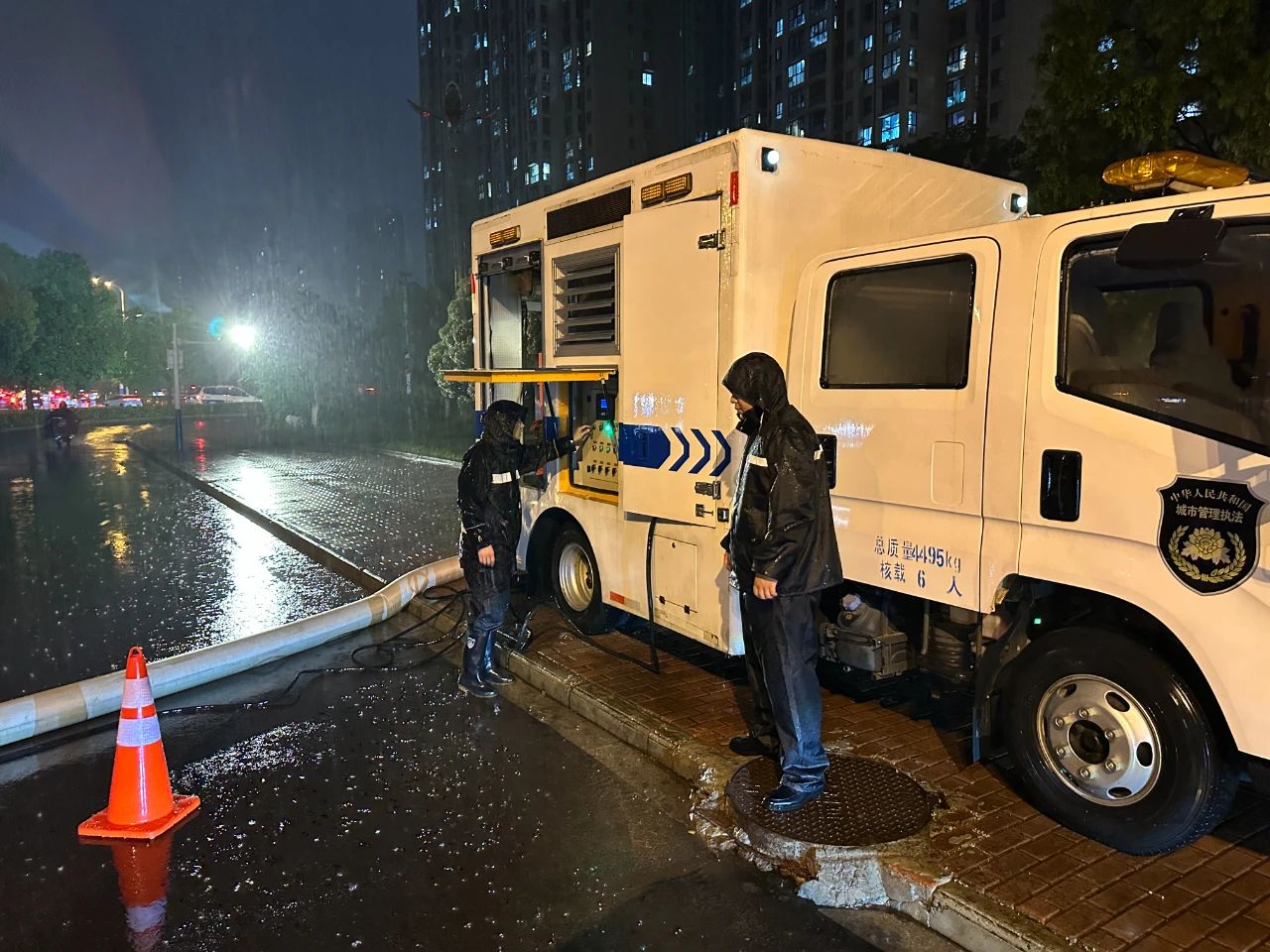 【县区动态】颍东城管：暴雨中的“逆行者”，全程守护城市安澜！
