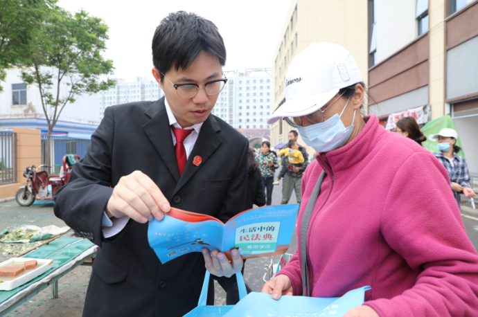 潘集区法院开展“民法典宣传月”普法宣传活动—— “送法进集市” “典”亮群众美好生活