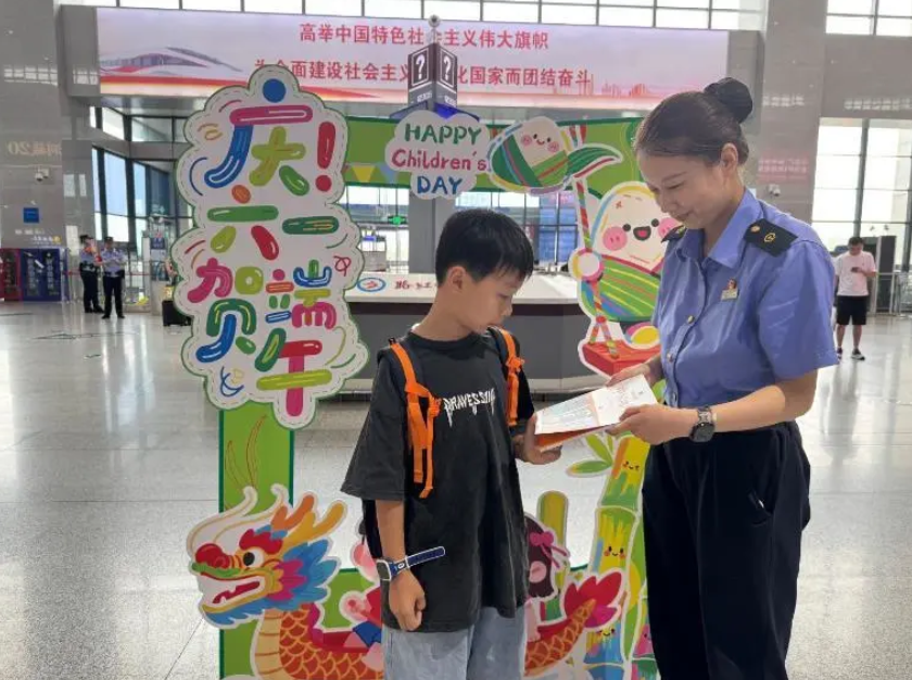 六安火车站开展民俗活动迎端午