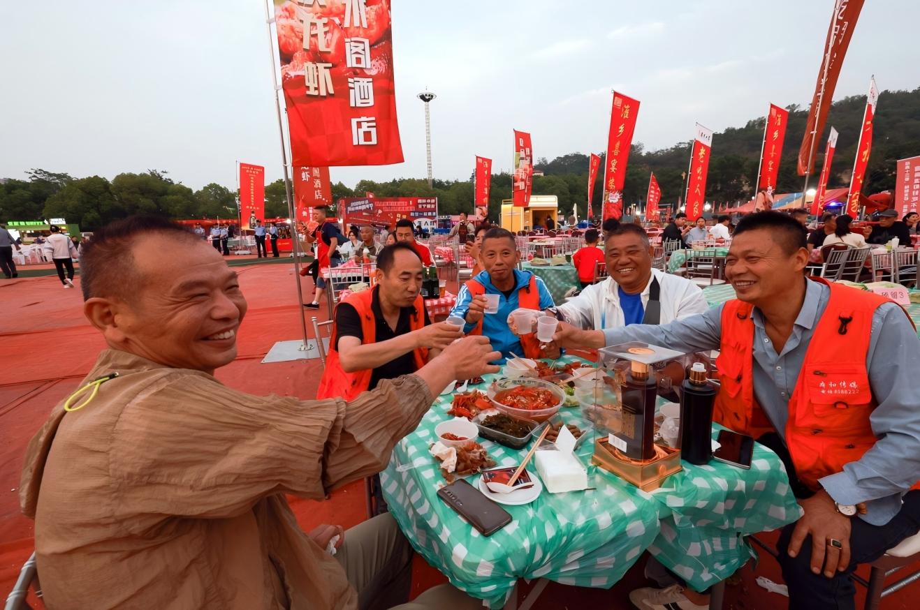 怀远县：龙虾啤酒嘉年华吸客30万 拉动消费3000万元