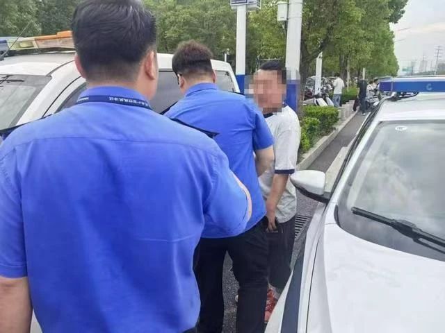 颍州城管暖心护航 助力考生顺利赴考