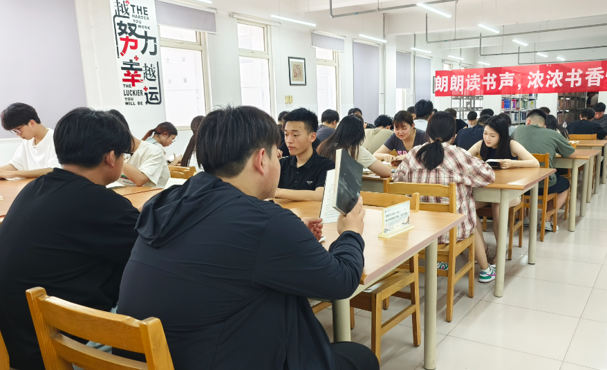 市政协举行线下委员读书活动