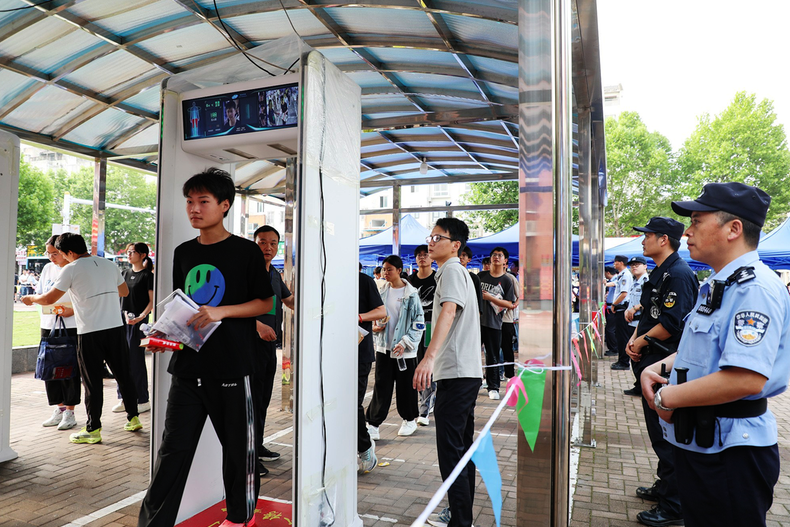 考场内执笔逐梦 考场外温情护航 ——2025年中考现场见闻