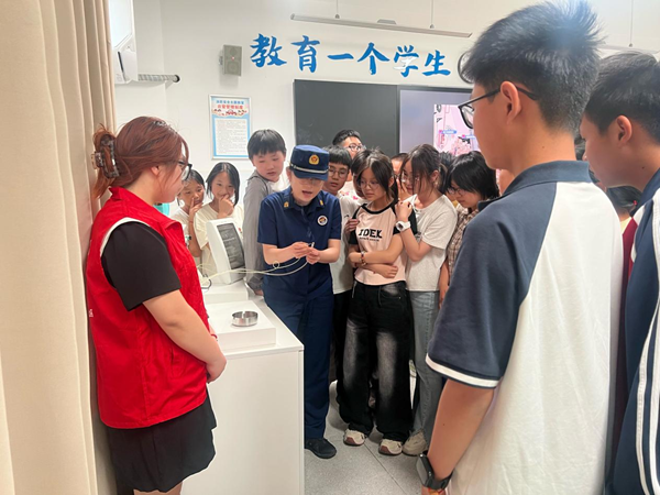 明光市女山路社区：校园消防安全隐患 大家来找“茬”