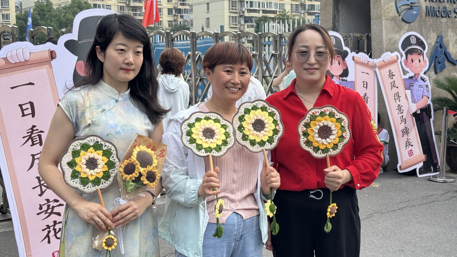 在合肥市五十中西校教育集团贵池路校区,金湖中学考生家长王业娟女士为了给参加中考的女儿加油打气,精心准备了向日葵扇子和花束,耗费整整10个小时,用满满的母爱为女儿送上“一举夺魁”的美好祝愿。